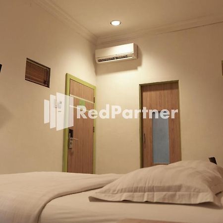 Wisma Sederhana Mitra Reddoorz Medan Buitenkant foto