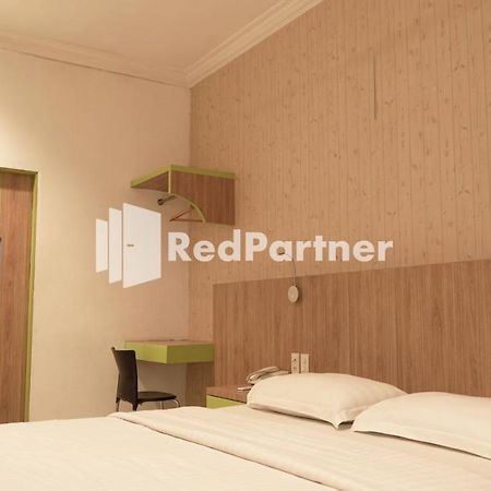 Wisma Sederhana Mitra Reddoorz Medan Buitenkant foto