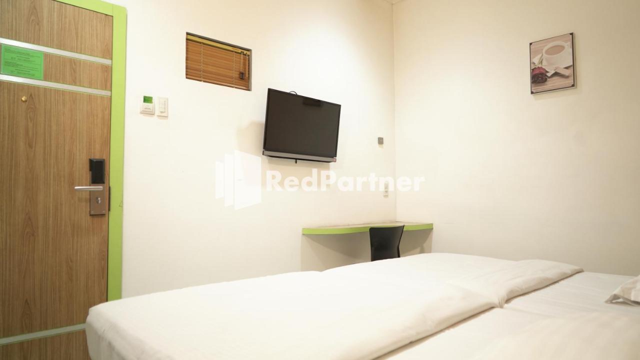 Wisma Sederhana Mitra Reddoorz Medan Buitenkant foto