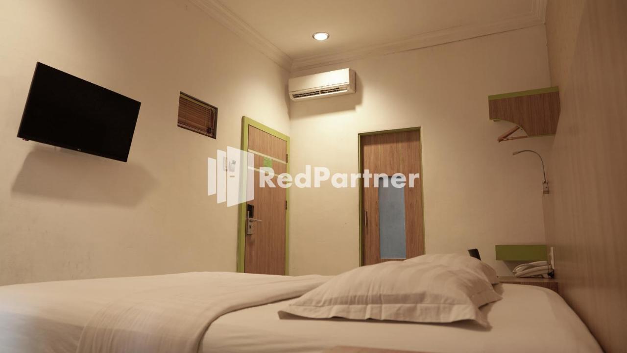 Wisma Sederhana Mitra Reddoorz Medan Buitenkant foto