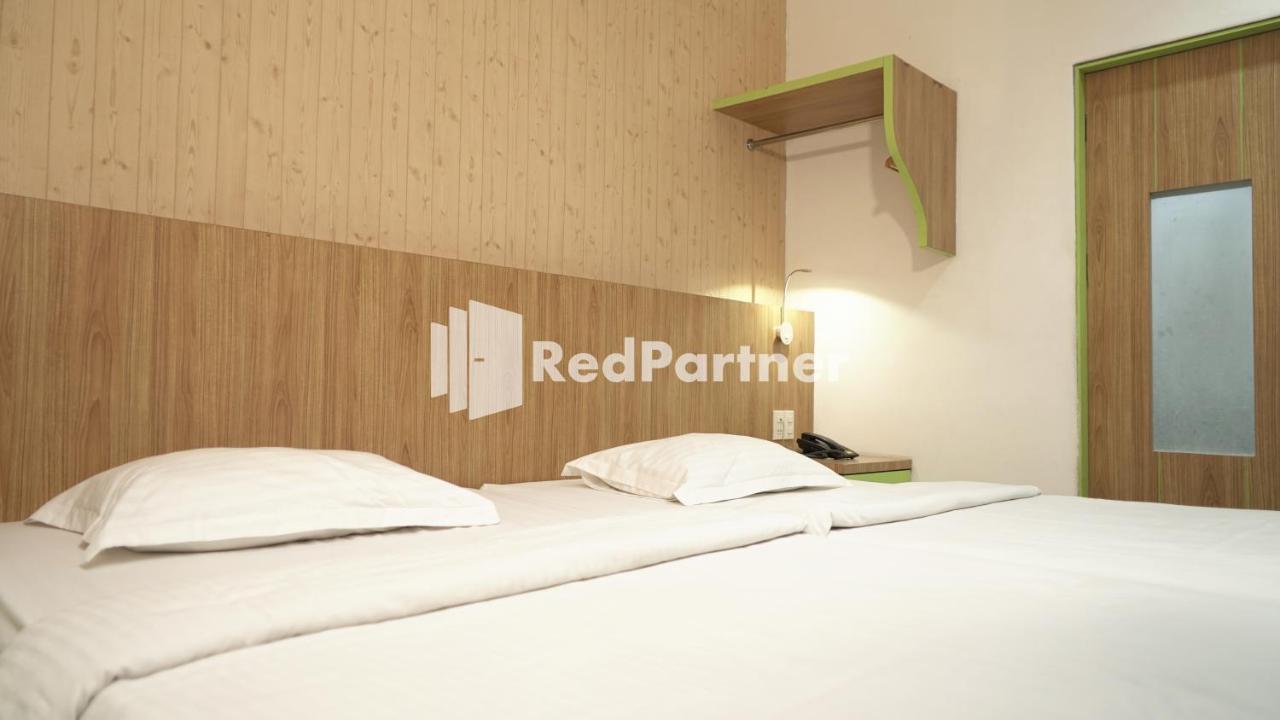 Wisma Sederhana Mitra Reddoorz Medan Buitenkant foto
