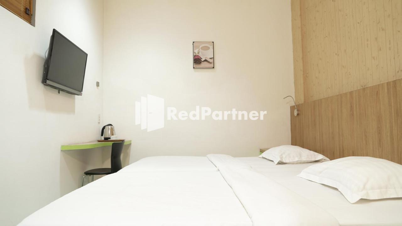 Wisma Sederhana Mitra Reddoorz Medan Buitenkant foto