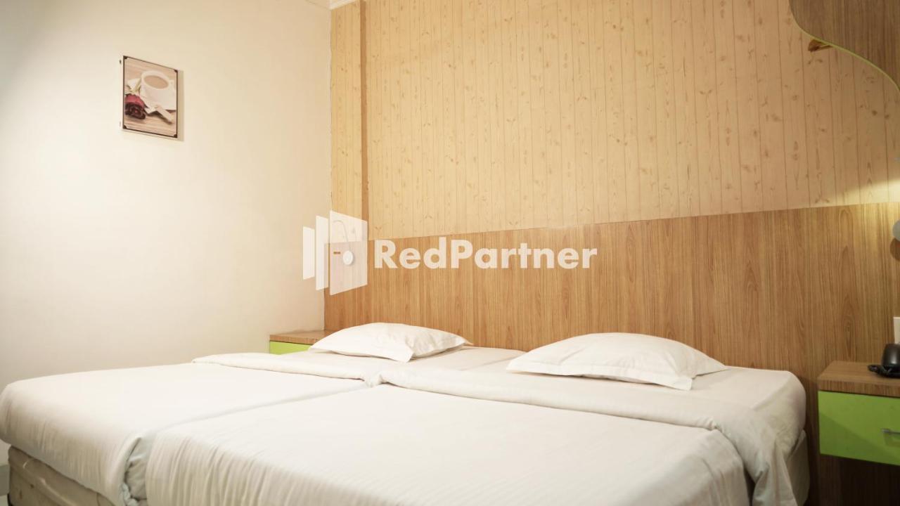 Wisma Sederhana Mitra Reddoorz Medan Buitenkant foto