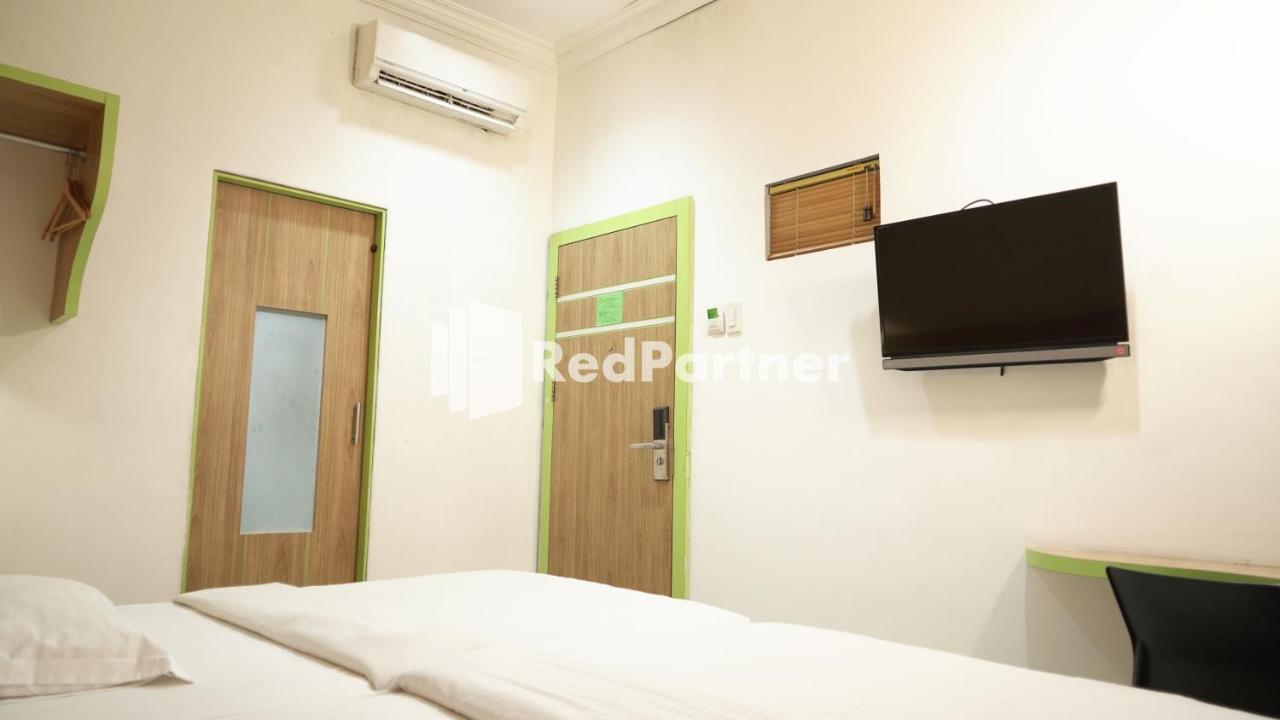 Wisma Sederhana Mitra Reddoorz Medan Buitenkant foto
