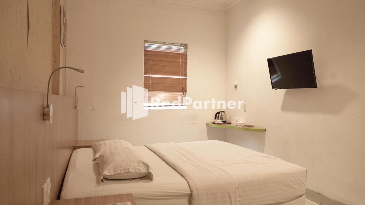 Wisma Sederhana Mitra Reddoorz Medan Buitenkant foto