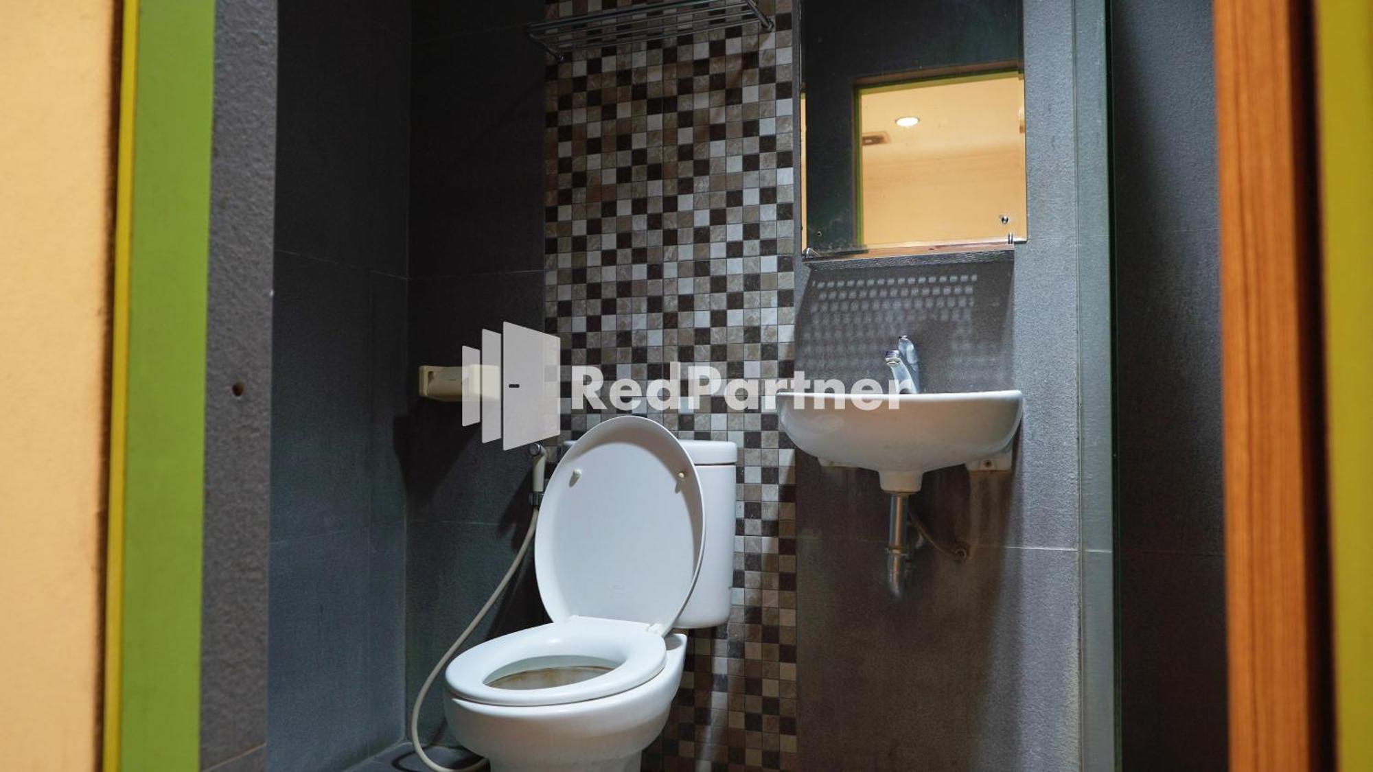 Wisma Sederhana Mitra Reddoorz Medan Kamer foto