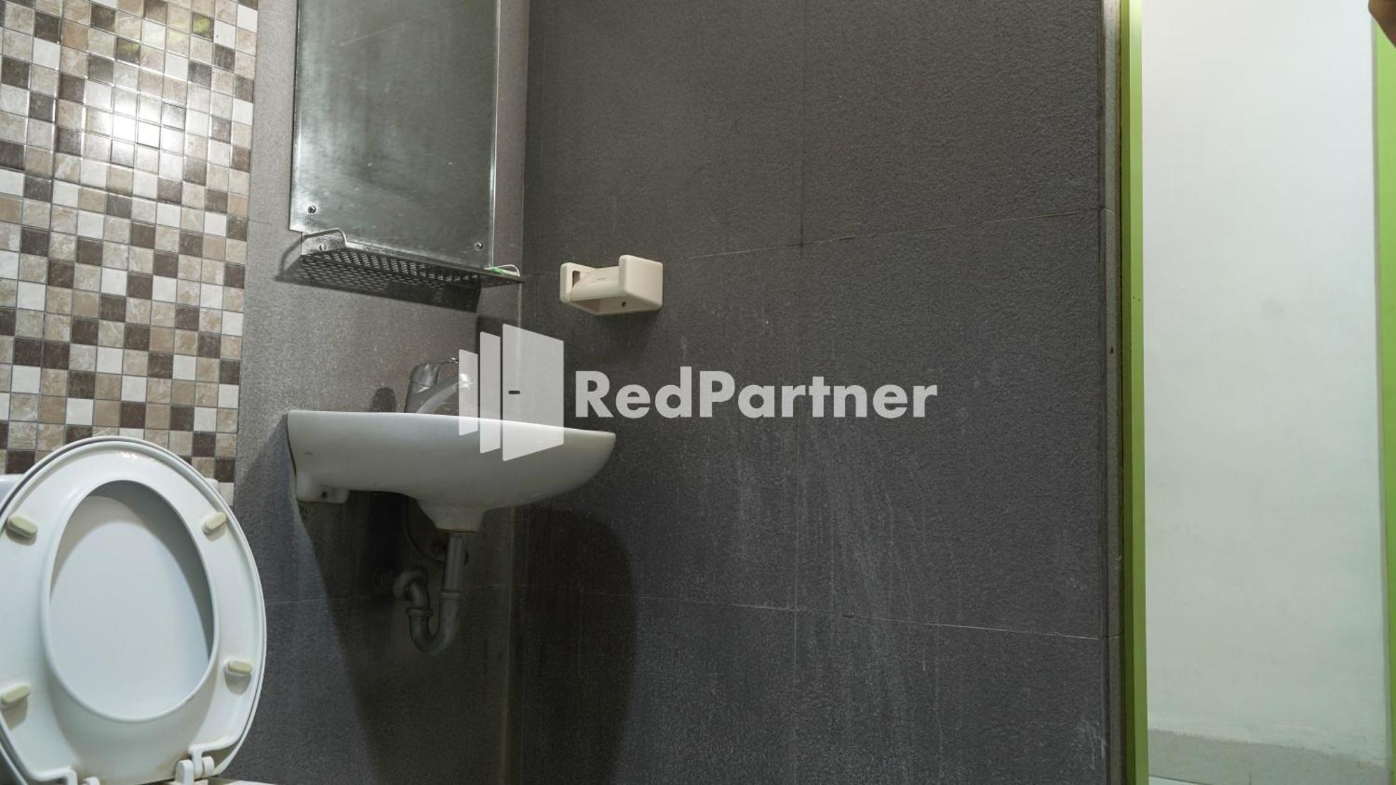 Wisma Sederhana Mitra Reddoorz Medan Kamer foto