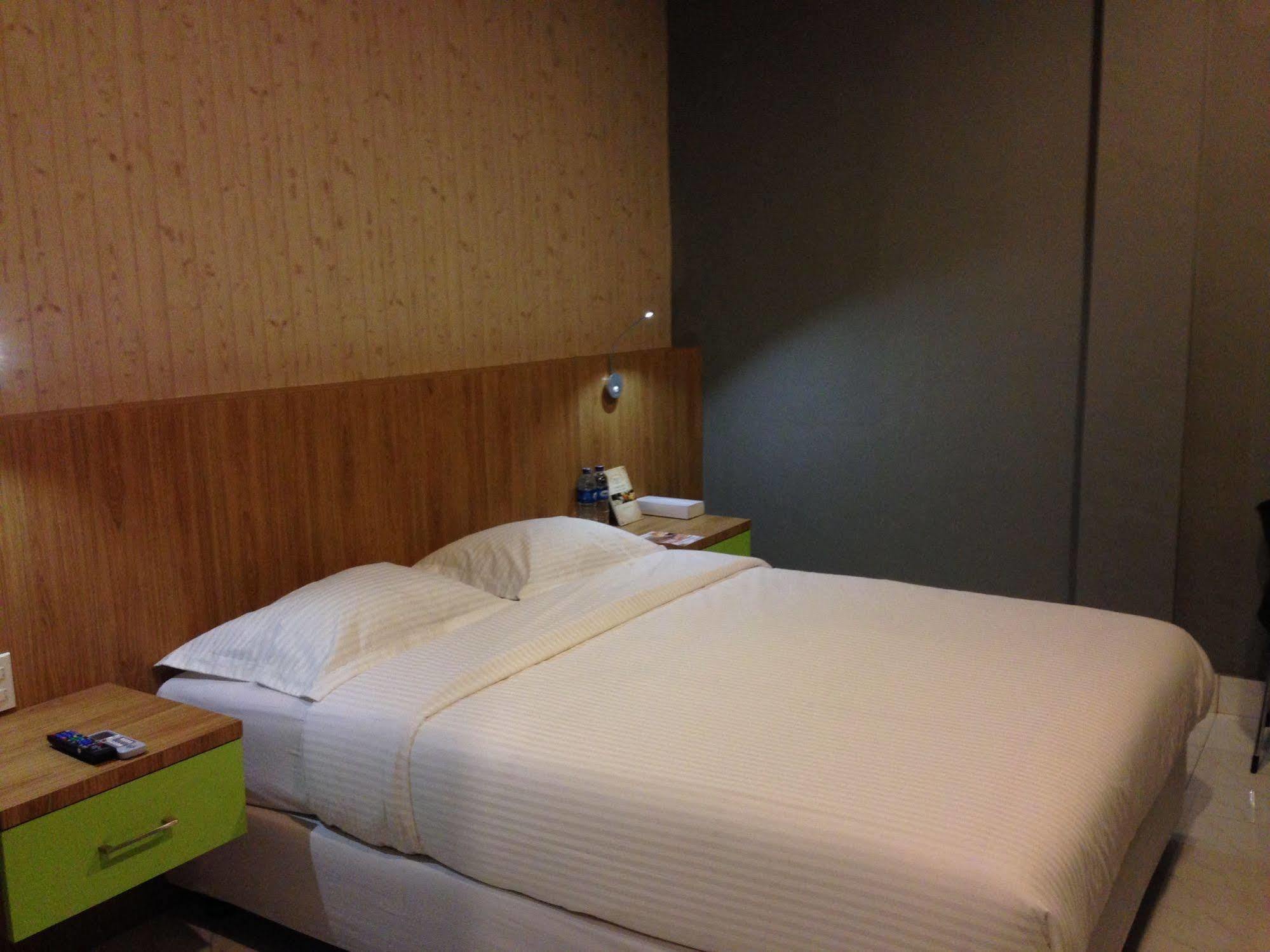 Wisma Sederhana Mitra Reddoorz Medan Buitenkant foto