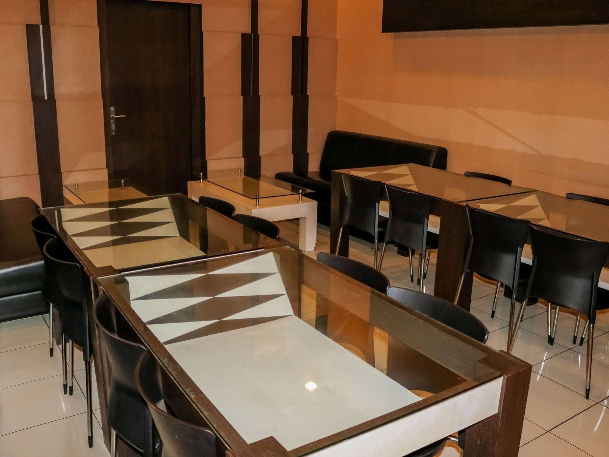 Wisma Sederhana Mitra Reddoorz Medan Buitenkant foto